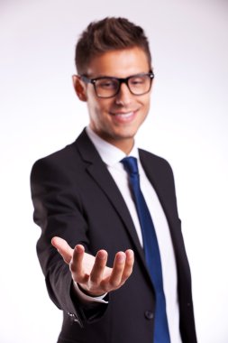 bir şey elinde tutan iş adamı