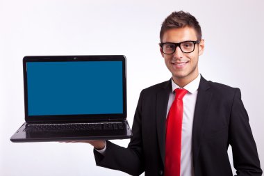iş adamı holding laptop