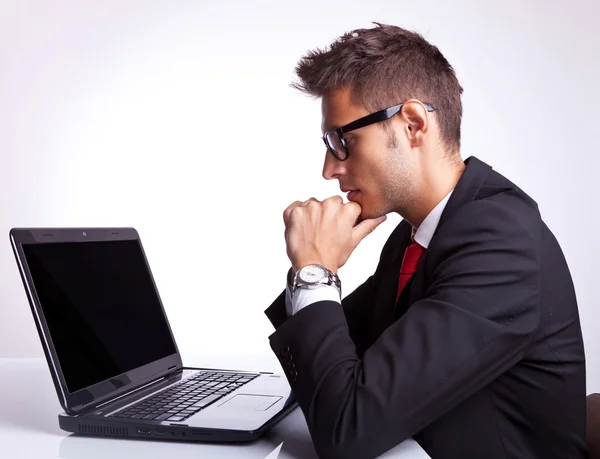 Zakenman werkt op laptop computer — Stockfoto