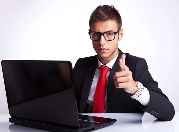 Hombre de negocios sonriendo y señalando — Foto de Stock