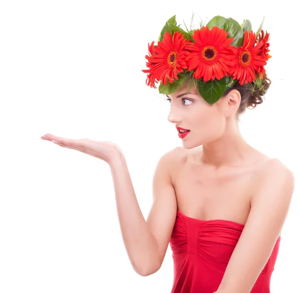 Bella giovane donna con fiori in testa — Foto Stock