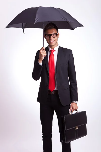 Geschäftsmann mit Regenschirm und Koffer — Stockfoto