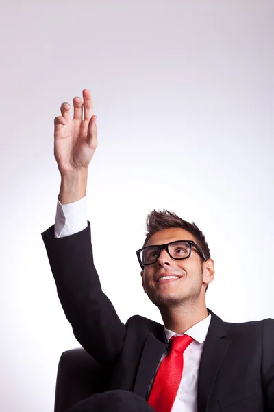 Business man zit is het bereiken van te halen iets — Stockfoto