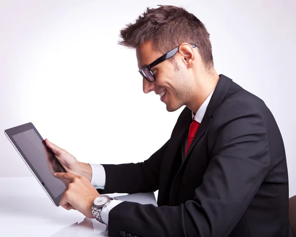 Joven hombre de negocios navegando en su tableta —  Fotos de Stock