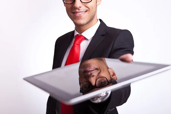 Hombre de negocios que le ofrece una pantalla táctil — Foto de Stock