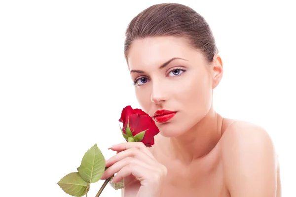 Mujer con cara hermosa oliendo una rosa roja — Foto de Stock