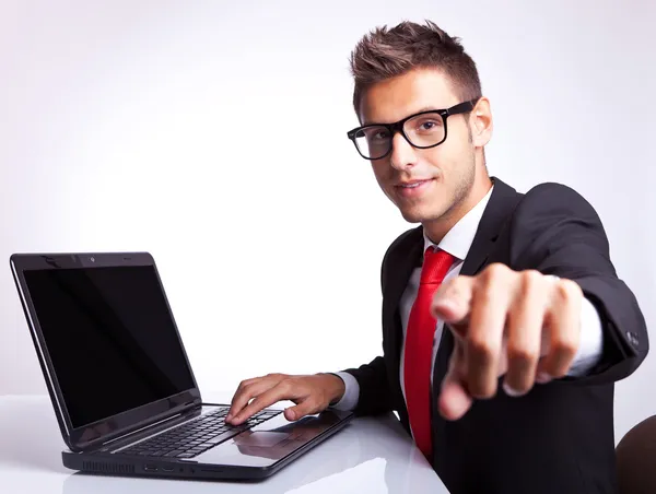 Hombre de negocios señalando con el dedo — Foto de Stock