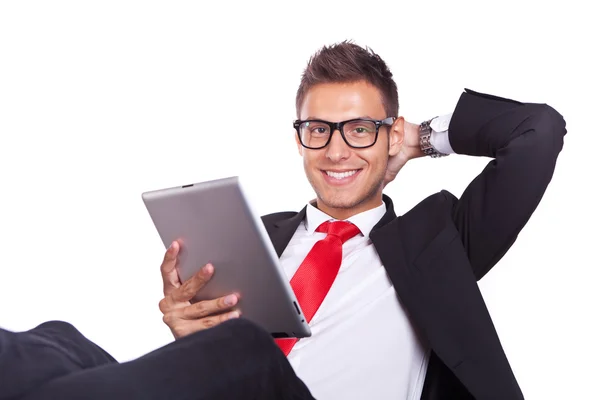 Hombre de negocios relajado utilizando tableta de almohadilla electrónica —  Fotos de Stock
