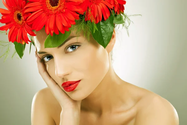 Splendida donna seducente indossa fiori tra i capelli — Foto Stock