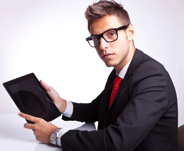 Homem de negócios segurando seu tablet — Fotografia de Stock