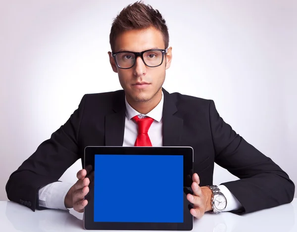 Hombre de negocios mostrando una almohadilla electrónica — Foto de Stock