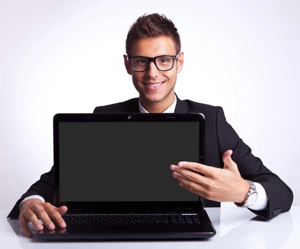 Homem de negócios apresentando novo laptop — Fotografia de Stock