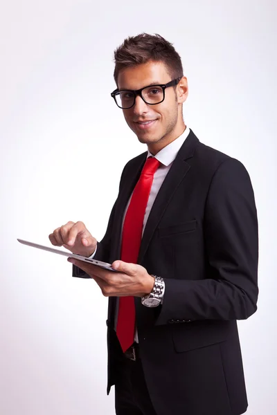 Homem de negócios segurando um touch screen pad — Fotografia de Stock