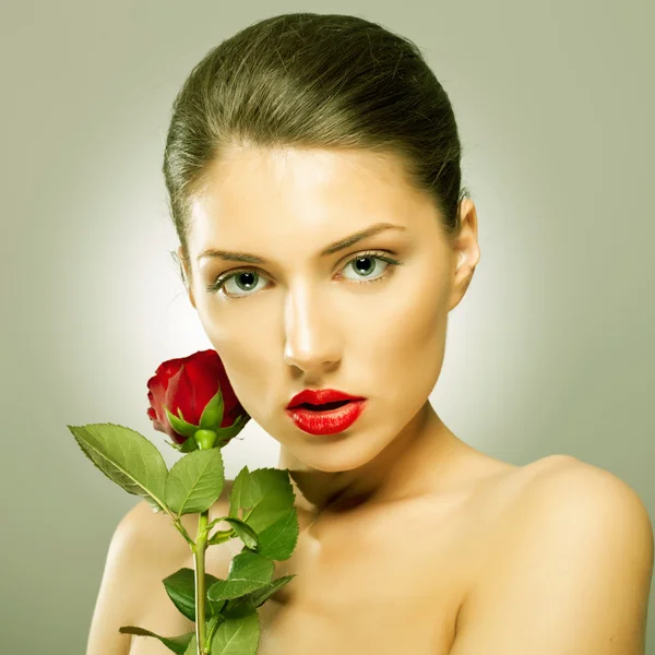 Menina flor beleza segurando uma rosa — Fotografia de Stock