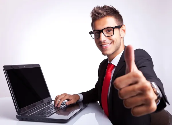 Geschäftsmann arbeitet und zeigt ok Stockfoto