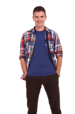ceplerinde kolları olan genç adam