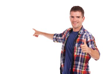 genç adam bir şey yukarı başparmak ile sunar