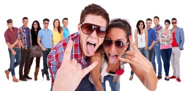 Rock'n roll jest yaparak mutlu çift