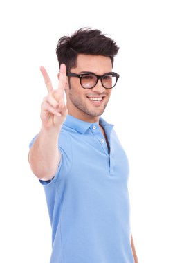 genç adam gösteren zafer işareti