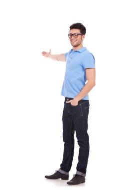 genç adam arkada sunulması