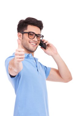 telefon başparmak yukarıya üstünde genç adam