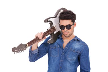 küstah genç adam gitar ile