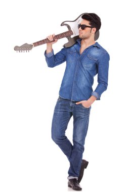 gitar omuz ile genç adam