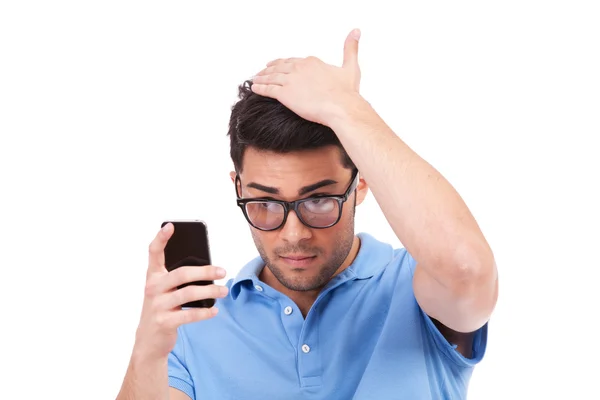 Mladý muž čeledín v zrcadle telefon — Stock fotografie