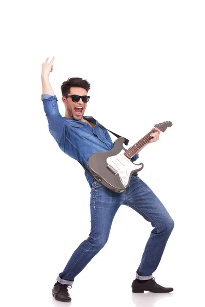 Young man performing on guitar — Stock Photo, Image