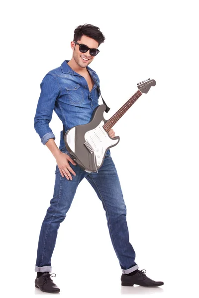 Νεαρός άνδρας που ποζάρει με κιθάρα — Φωτογραφία Αρχείου