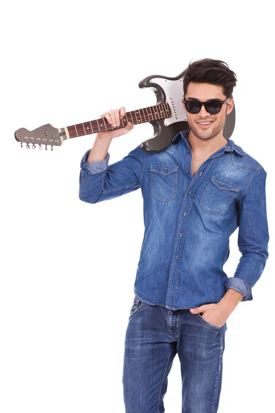 Jeune homme avec nuances et guitare — Photo