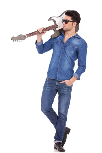 Młody człowiek z gitarą na ramieniu — Zdjęcie stockowe