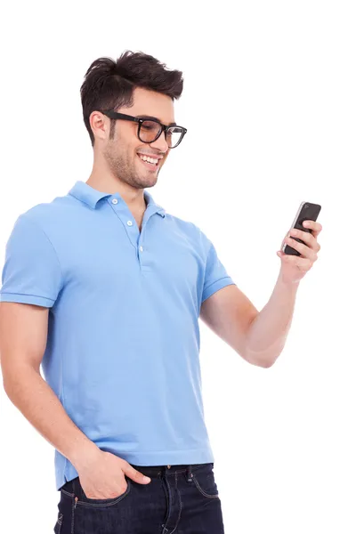 Gelegenheitsmann liest einen Text auf seinem Handy Stockfoto
