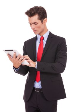 onun tablet pad üzerinde çalışan genç iş adamı