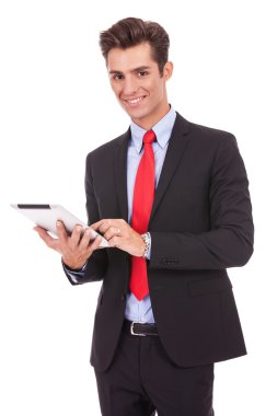 onun tablet pad kullanarak gülümseyen iş adamı