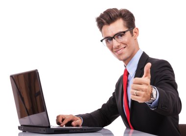 ok işareti yaparak onun laptop çalışma iş adamı