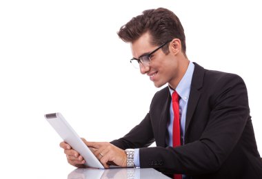 genç iş adamı onun tablet pad üzerinde tarama