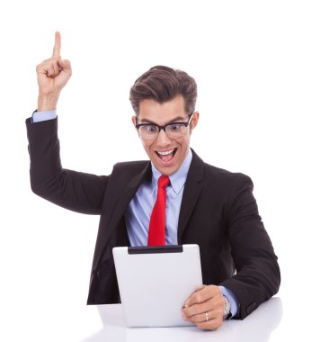 tablet iyi haberleri okurken sevinç çığlıkları