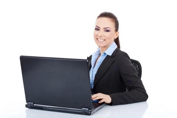 Mujer de negocios escribiendo en un portátil —  Fotos de Stock