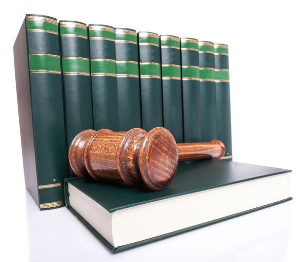 Pila de libros de leyes y un mazo de juez —  Fotos de Stock