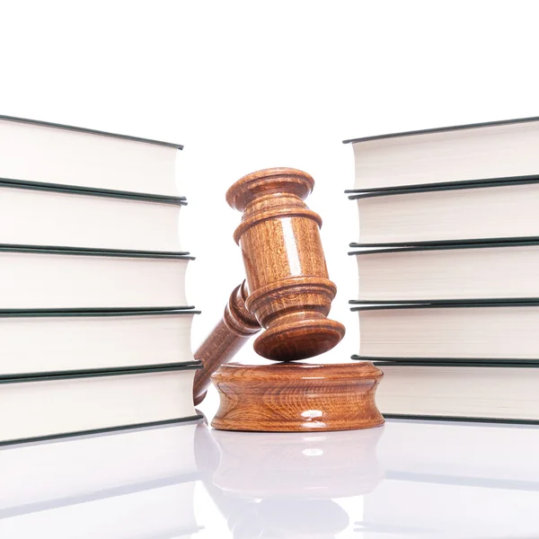 Concepto de justicia - libros de leyes y jueces martillo — Foto de Stock