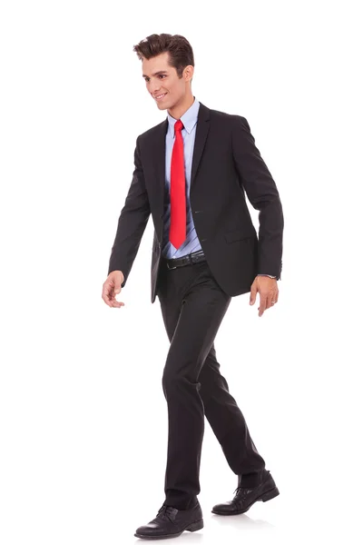 Sorridente homem de negócios andando — Fotografia de Stock