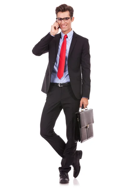 Επιχείρηση άνθρωπος με το χαρτοφύλακα που μιλάει στο τηλέφωνο — Φωτογραφία Αρχείου