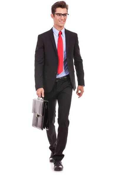 Homem de negócios está andando — Fotografia de Stock