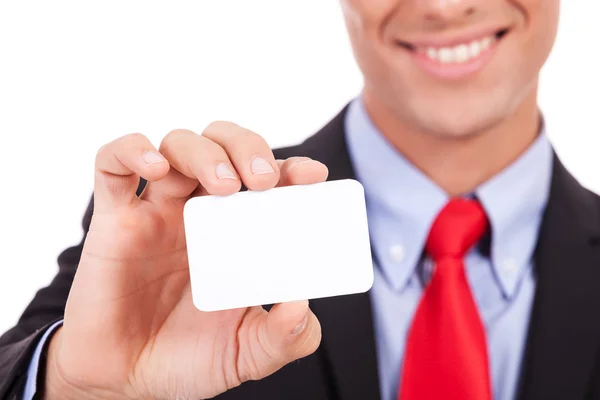 Hombre entregando una tarjeta de visita en blanco — Foto de Stock