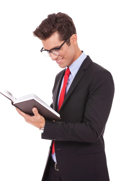 Uomo d'affari con gli occhiali e leggere un libro — Foto Stock
