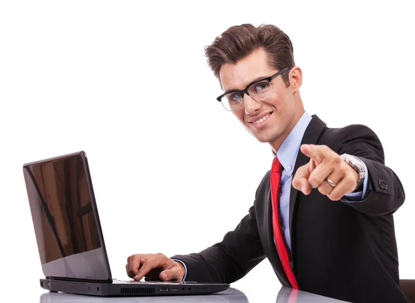 Geschäftsmann zeigt auf Sie, während Sie am Laptop arbeiten — Stockfoto