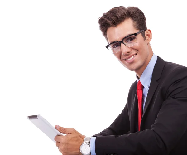 Vista lateral de un joven hombre de negocios sosteniendo tableta —  Fotos de Stock