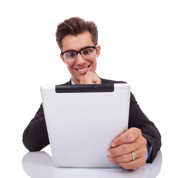 Hombre de negocios buscando lectura pensativa en su tableta — Foto de Stock