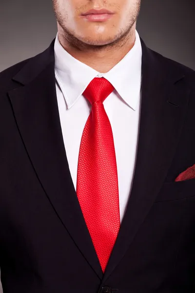 camisa blanca con corbata roja